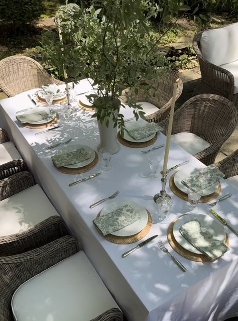 iyoungdesignhouse Backyard Dinner Party Table, Hosting Era, Outdoor Tablescapes, Dinner Party Tablescapes, Table Scaping, Backyard Dinner Party, Vintage Garden Parties, Outdoor Dinner Parties, Brunch Table