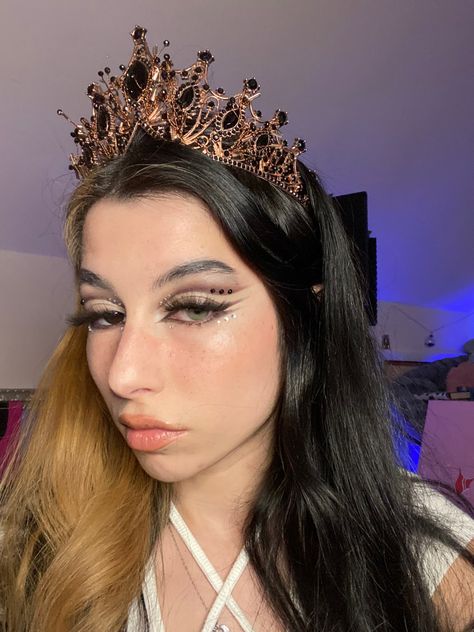 Black hair. White hair. Green eyes. Brown eyes. Stone makeup. Euphoria makeup. Tiktok makeup. Baddie makeup. Fun makeup. Cut crease Queen Makeup Looks Royal, Queen Makeup Royal, Queen Charlotte Makeup, Queen Makeup Looks, Queen Ravenna Makeup, Renicansse Fair Makeup, Royal Makeup, Makeup Green Eyes, Jewel Makeup