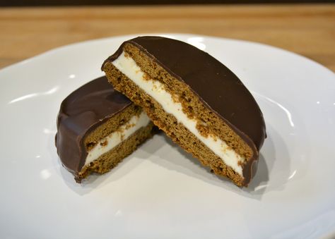 This traditional Southern treat features a gooey marshmallow crème filling sandwiched between two homemade graham cracker cookies and encased in semisweet chocolate. Moonpie Recipe, Moon Pies Recipe, Marshmallow Crème, Homemade Graham Cracker, Pecan Shortbread Cookies, Moon Pie, Graham Cracker Cookies, Pumpkin Moon, Moon Pies