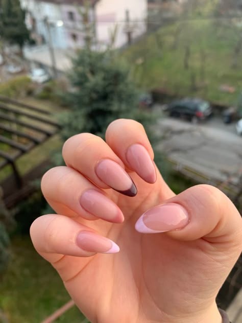 Medium Oval Nails Acrylic, Simple Nails For Fall, Almond Nail French Tip, Basic Almond Nails, Attractive Nails, Nail Inspiration Winter, Nail Trends Winter, Winter Nail Inspiration, Nails Acrylic Winter