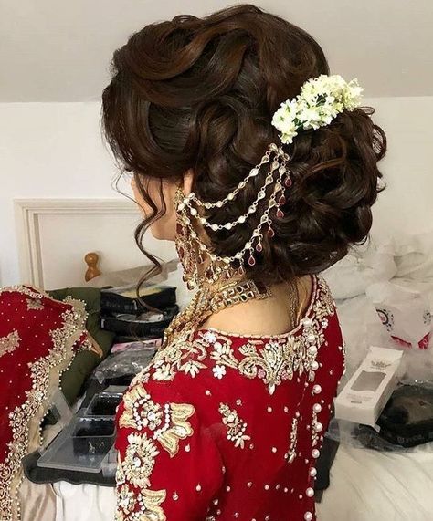 Indian Wedding Hair Updo, Gajra Hairstyle, Asian Wedding Hair, Indian Bridal Hair, Asian Bridal Hair, Bridal Hairstyle Indian Wedding, Wedding Hairstyles And Makeup, Bridal Hairdo, Bridal Hair Buns