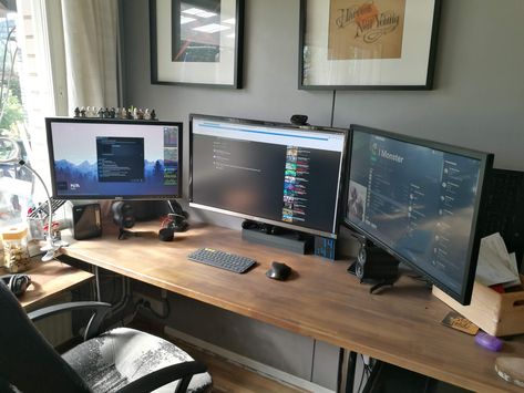 https://ift.tt/2K27AW0 3 screens work and play setup 3 Screen Desk Setup, 2 Screen Desk Setup, Double Monitor Desk Setup, Setup Gaming, Computer Desk Setup, Classic Desk, Desk Setup, Computer Screen, Art Beautiful