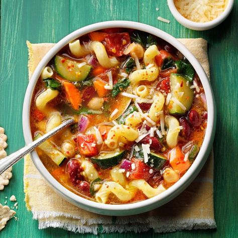 Over-the-Rainbow Minestrone Vegtable Stew, Minestrone Soup Recipe, Small Pasta, Soup Recipes Slow Cooker, Minestrone Soup, Winter Soups, Soups Stews, Vegetarian Soup, Cabbage Soup