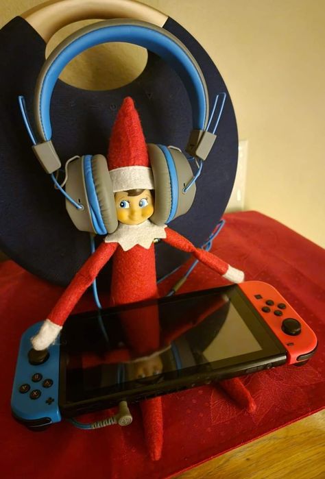 Gamer Jimmy Gaming Elf On The Shelf, Gamer Elf On The Shelf, Elf On The Shelf Video Game Ideas, Elf On The Shelf Nintendo Switch, Elf On The Shelf Mario Bros, Elf Gif, Elf Games, Xmas Elf, Video Game Controller