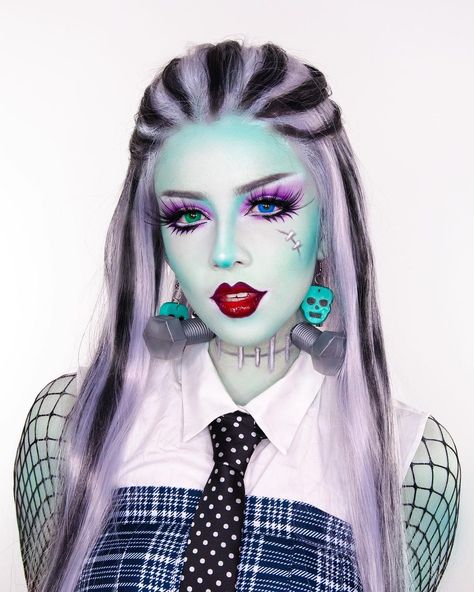 Charlotte Roberts on Instagram: “Monster High 💀 collab with @abbyroberts (I’m Frankie Stein and she is Draculaura😁)” Halloween Monster High Makeup, Monster High Makeup Frankie, Frankie Stein Makeup Halloween, Frankie Stein Makeup Inspiration, Frankie Makeup Monster High, Monster High Frankie Makeup, Frankie Monster High Makeup, Frankie Monster High Cosplay, Frankie Stein Outfits