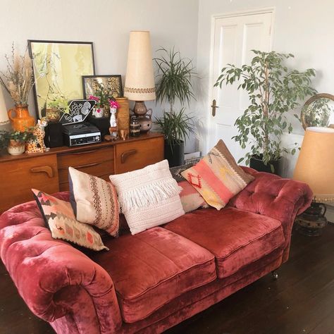 Dogwood Lifestyle - Nat on Instagram: “Our rarely seen pink velvet sofa, this is where it got plonked over Xmas but it’s now back against the wall where that floor lamp is, it’s…” Dark Pink Couch Living Room, Light Pink Velvet Couch, Dusty Pink Velvet Sofa, Pink Vintage Couch, Couch Pink Velvet, Pink Velvet Couch Aesthetic, Pink Sofa Living Room, Pink Velvet Couch, Velvet Sofa Living Room