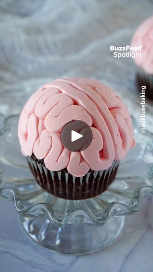 Pipe Pink, Brain Cupcakes, Pumpkin Song, Pink Buttercream, Spooky Ideas, Halloween Baking, Cupcake Decorating, Halloween Cupcakes, Halloween Parties