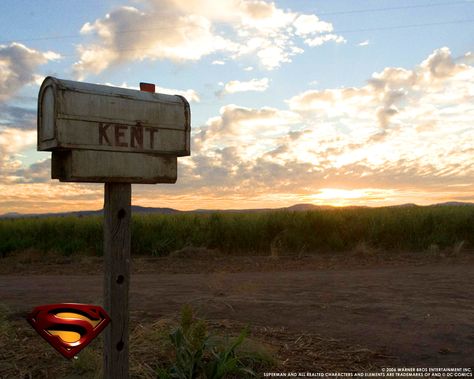 Smallville Aesthetic, Superman Aesthetic, Kent Aesthetic, Kent Farm, Victor Stone, Kent Family, Smallville Superman, Dc Aesthetic, Cobblestone Path