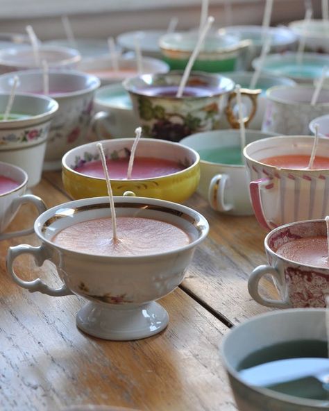 Faire une bougie dans une tasse de thé / diy bougie Homemade Party Favors, Wedding Candles Diy, Party Favor Cups, Favor Cups, Party Favors For Adults, Teacup Candles, Tea Diy, Navidad Diy, Cadeau Diy