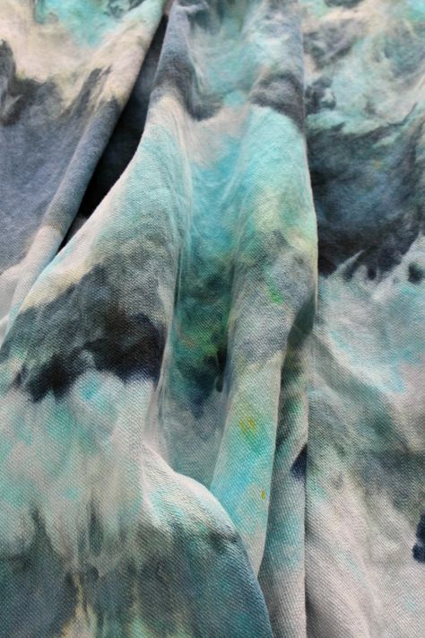 Beachy DIY Ice Dye Throw Blanket | How to Ice Dye Hamptons Renovation, Beachy Home Decor, Beachy Home, Tie Dye Patterns Diy, Dyed Pillows, Diy Tie Dye Shirts, Dyeing Tutorials, Dye Patterns, Diy Tie