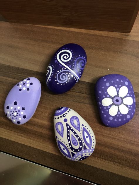 Purple Rock Painting Ideas, Dot Painting On Rocks, Rock Crafts Diy, Rock Painting Flowers, Painted Rocks Kids, Painted Rocks Craft, Painted Rocks Diy, Purple Paint, Rock Painting Patterns