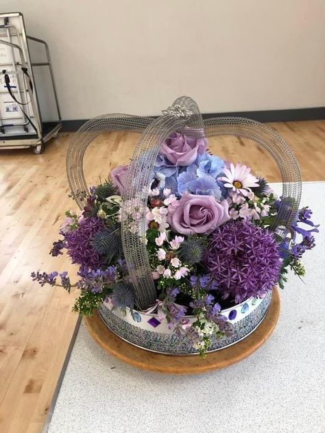 Crown Flower Arrangements, Royal Flower Arrangements, Coronation Flower Arrangement, Coronation Decoration Ideas, Coronation Flowers, Coronation Ideas, Coronation Decorations, Garden Circle, Kings Coronation