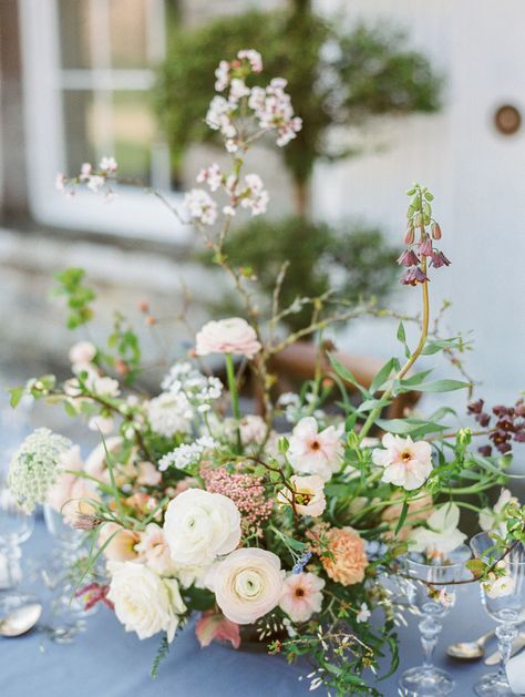 spring table centerpiece with seasonally inspired wedding flowers Ideas Para Boda, European Wedding Venue, Goddess Of Spring, Country Garden Weddings, Flower Artificial, Wedding Floral Centerpieces, Spring Wedding Flowers, Flower Centerpieces Wedding, A Goddess