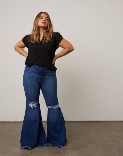 Bell Bottom Jeans Outfit Midsize, Plus Size Flare Jeans Outfits, Plus Size Bell Bottoms, Flare Jean Outfit, Bell Bottom Jeans Outfit, Back To The 70s, Flare Jeans Outfit, Simple Sweater, Super Flare Jeans