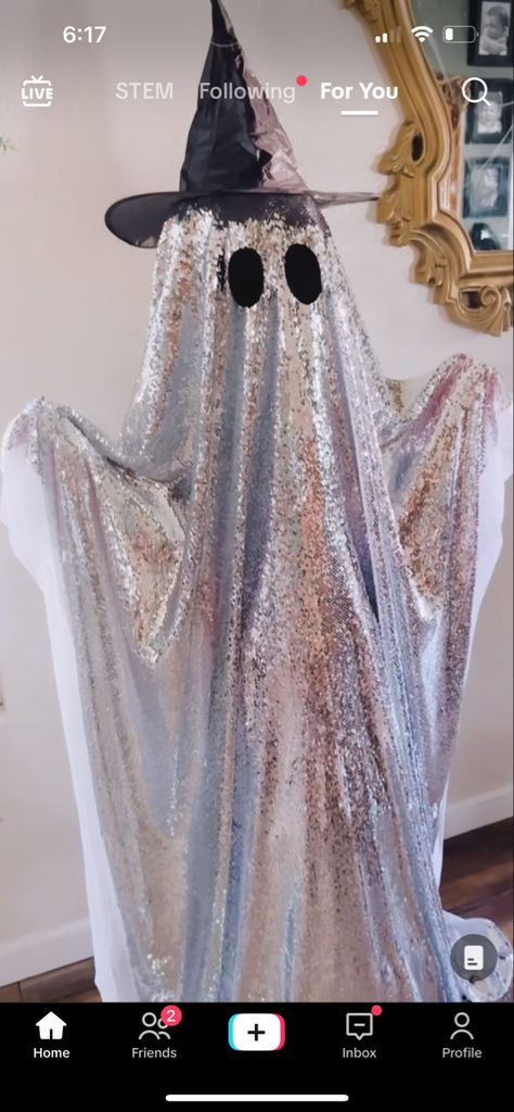 DIY Tomato Cage Ghosts with leftover glitter fabric by @_mya_kay on tik tok Diy Tomato Cage, Painting Clothing, Disco Halloween, Pumpkin Spice Drinks, Witches Hats, Sewing Painting, Ghost Diy, Witch Ghost, Witches Halloween