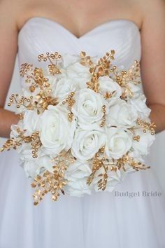 White And Gold Wedding Themes, Bridal Colors, Gold Wedding Bouquets, Bride Bouquets White, Different Bridesmaid Dresses, Gold Wedding Flowers, Gold Bouquet, White Wedding Decorations, Gold Wedding Theme