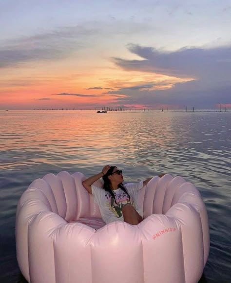 Inflatable Pool Aesthetic, Inflatable Pool Beach, Beachy Preppy, Summer Fun List, Ocean Vibes, Summer Goals, Summer Plans, Summer Friends, Pool Floats