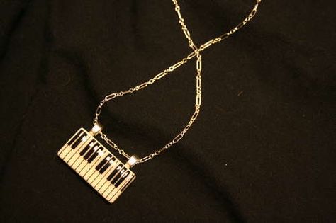 Make a keyboard necklace out of an old domino. Domino Pendant, Domino Games, Musical Jewelry, The Black Keys, Black Thread, Game Store, Game Pieces, Black Paper, Resin Diy