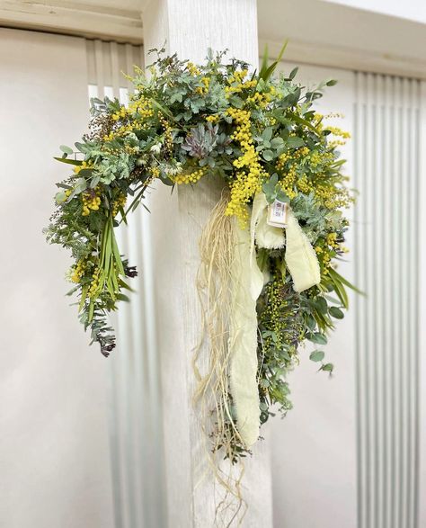 Mimosa Wreath, Wreath Workshop, Mimosa Flower, Flower Christmas, Mimosa, Flower Arrangement, Grapevine Wreath, Hoop Wreath, Grape Vines