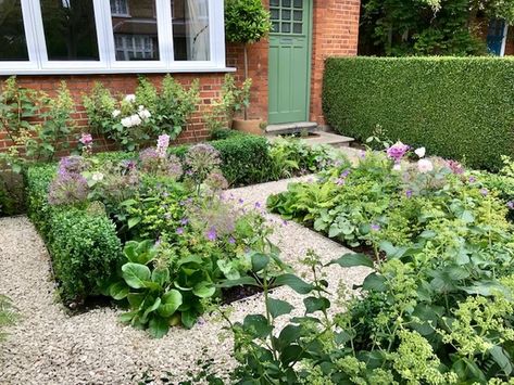 An East Facing Front Garden with a Classic and Contemporary Feel Small North Facing Garden Ideas, Small Garden Landscape, West Facing Garden, Hidden Garden, London Garden, Family Garden, Garden Oasis, City Garden, Garden Designs