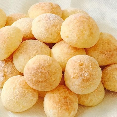 Brazilian Cheese Bread (Pao de Queijo) | "This recipe turned out perfectly for luncheon today - crispy on the outside, almost creamy on the inside." Cheese Bread Rolls, Wheat Free Bread, Brazilian Cheese Bread, Cheese Bread Recipe, Bread Rolls Recipe, Quick Bread Recipes, Brazilian Food, Cheese Bread, Gluten Free Bread