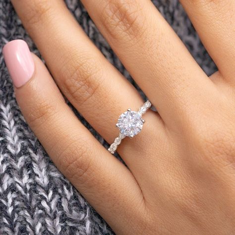 Simple Wedding Rings Women, Elegant Engagement Rings Circle, Simple Feminine Engagement Rings, Round Diamond Engagement Rings Silver Band, Simple But Cute Engagement Rings, Silver Circular Engagement Ring, Silver Round Wedding Ring, Simple Wedding Rings Engagement Classy White Gold, Traditional Round Engagement Ring