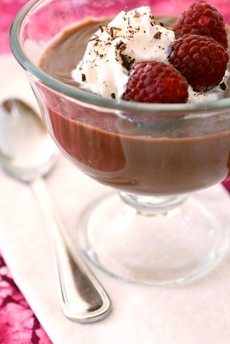 chocolate pudding Dessert Souffle, Healthy Holiday Desserts, Chocolate Satin, Homemade Chocolate Pudding, Pudding Chia, Chocolate Pudding Recipes, Homemade Pudding, Köstliche Desserts, Chocolate Shavings