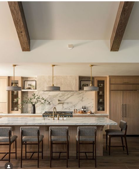 White Oak Kitchen, Transitional Dining Room, Oak Kitchen Cabinets, Oak Kitchen, Transitional Kitchen, Kitchen Inspiration Design, Wooden Beams, Modern Farmhouse Kitchens, Wine Country