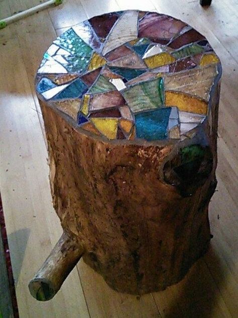 How To Use Stained Glass To Impart A Unique Look To Your Home Diy Mosaic Garden, Stump Table, L'art Du Vitrail, Stained Table, Diy Mosaic, Mosaic Stained, Mosaic Madness, Soyut Sanat Tabloları, Mosaic Table