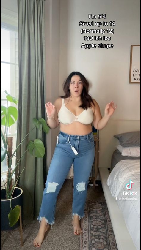 Midsize Comfy Outfits Summer, Midsize Style Casual, Summer Jeans Outfit 2023, Best Mom Jeans For Curvy, Best Midsize Jeans, Fashion For Midsize Women, Flattering Midsize Outfits, Bootcut Jeans Outfit Midsize, Cropped Mom Jeans Outfit