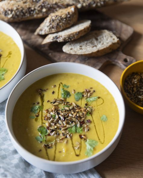 Carrot, Fennel & Ginger Soup with Crunchy Dukkah Topping – A Pinch of Saffron Leeks Soup Recipes, Soup Pan, Fennel Soup, Lemon Soup, Ginger Soup, Winter Soup, Nigella Seeds, Leek Soup, Carrots And Potatoes