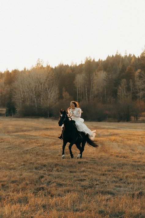 Wedding Photoshoot with a Horse — Tiana Olivia Photography Horseback Wedding Photos, Horse Wedding Ideas, Bride On Horse, Bride With Horse, Horse Portrait Photography, Wedding Horses, Horse Wedding Photos, Horse Shoot, Idaho Elopement