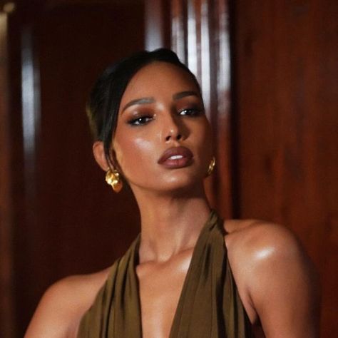 Jasmine Tookes on Instagram: "Moments before the @tomford show in Milan🤎 #tomfordwinter24" Jasmine Tooks Hair, Jasmine Tookes White Dress, Jasmine Tookes Photoshoot, Jasmine Tookes Workout, Nails For Brown Dress, Jasmine Tookes Hair, Jasmine Tookes Makeup, Jasmine Tookes Aesthetic, Jasmine Tookes Style