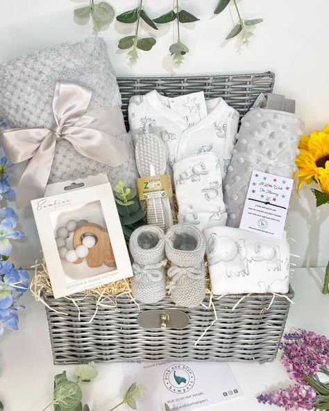 Beautiful Baby shower hampers at www.pinkandbluehampers.co.uk 🤍 Baby Boy Gift Baskets, Unisex Baby Gifts, Mum To Be, Baby Gift Hampers, Baby Shower Gift Basket, Giraffe Baby, Cadeau Baby Shower, Baby Hamper, Baby Baskets