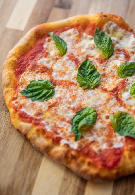 Margherita Pizza Recipe Easy, Pizza Recipe Easy, Margherita Pizza Recipe, Homemade Pizza Crust, Margarita Pizza, Pizza Roll, Best Homemade Pizza, French Dip Sandwich, Italian Foods