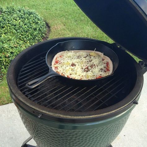 Big Green Egg Pizza, Green Egg Pizza, Big Green Egg Smoker, Kamado Grill Recipes, Iron Skillet Pizza, Egg Smoker, The Green Egg, Cast Iron Skillet Pizza, Green Egg Bbq