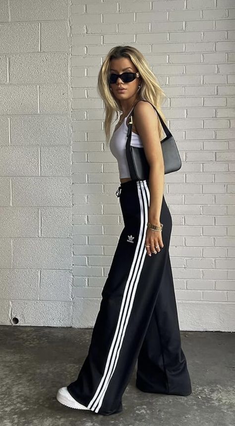 Adidas Oversized Pants, Track Suit Pants Outfits, Feminine Sporty Outfits, Adidas Pants Outfit Fashion, Track Pants Outfits, Track Pants Outfit Women, Walk Outfits, Style Adidas Pants, Adidas Track Pants Outfit