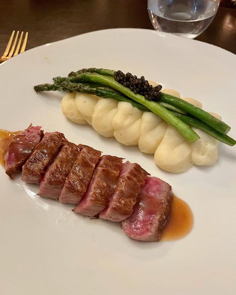 Japanese Wagyu, Kobe Beef Steak with Mashed potatoes, asparagus and caviar Mashed Potatoes Wedding, Steak Plates Ideas, Wagyu Beef Recipes, Beef Steak Plating, Wagyu Steak Dinner, Steak Plating, Wedding Dinner Food, Steak With Mashed Potatoes, Wagyu Beef Recipe