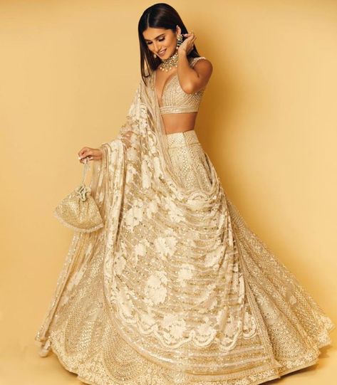 White And Gold Lehenga, Lehenga Drape, Lehenga Draping, Dupatta Draping Style, Lehnga Photoshoot Poses, Dupatta Draping Styles, Dupatta Styling, Dupatta Draping, Gold Lehenga