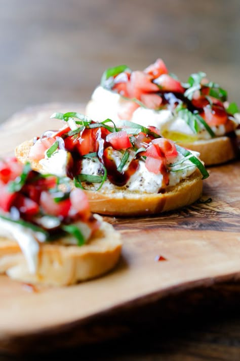 Caprese Salad On Bread, Crostini With Burrata, Caprese Salad With Bread, Caprese Crostini Appetizers, Burrata Caprese Appetizer, Burrata On Bread, Burrata Crostini Appetizers, Caprese Bread Appetizers, Appetizer Recipes With Burrata Cheese