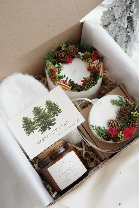 Christmas Candle Box Ideas, Christmas Candle Gift Box Ideas, Candle Scents Recipes, Candle Bouquet, Candle Making Recipes, Christmas Candles Diy, Xmas Candles, Velas Candles, Soya Mumu