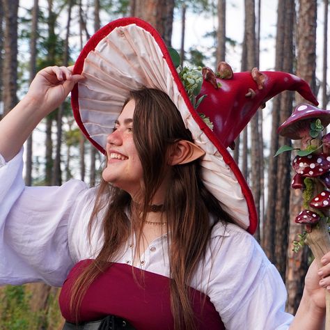 Mushroom Witch Cosplay, Ren Faire Mushroom Hat, Mushroom Witch Outfit, Mushroom Witch Costume, Witch Ren Faire, Ren Fair Witch, Mushroom Staff, Mushroom Costume Women, Mushroom Knight