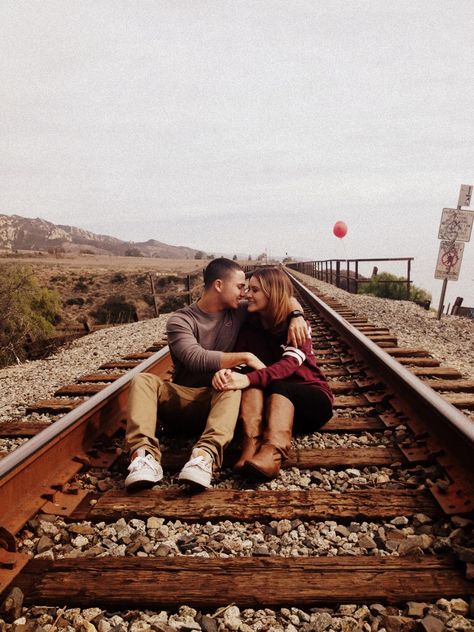 Couples photography valentines day beach photo train tracks Engagement Photos Train Tracks, Train Track Couple Photoshoot, Train Track Poses, Photography Valentines Day, Railroad Photoshoot, Couple Senior Pictures, Anniversary Photography, Senior Photography Poses, Prom Photoshoot