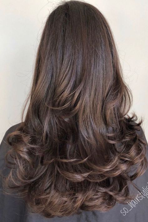 Découvrez d'autres magnifiques idées de brushing souples en touchant cette épingle 👆🏻 Brushing Hair, Photo Brush, Hair Brushing, Brown Hair Inspo, Long Brown Hair, Fancy Hairstyles, Loose Curls, Volume Hair, Dream Hair