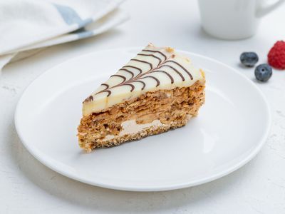 Hungarian Dessert Recipes Hungarian Cake, Hungarian Desserts, Cake Pulls, Torte Recipe, Rich Desserts, Hungarian Recipes, Apricot Jam, Chocolate Buttercream, Sliced Almonds