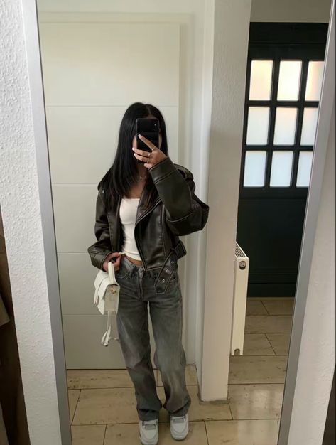 Outfit Ideas With Grey Jeans, Gray Jean Outfit, Grey Jeans Jackets Outfit, Outfit Ideas Grey Jeans, Style Grey Jeans, Grey Flared Jeans Outfit, Outfits With Gray Jeans, Grey Leather Jacket Outfit, Zara Leather Jacket Outfit