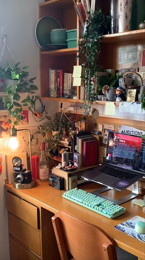 Messy Dorm Room Aesthetic, Dorm Room Desk Setup, Cozy Uni Room, College Fall Aesthetic, College Apartment Desk, College Dorm Desk Ideas, Dorm Desk Ideas, Usc Dorm, Cozy College Dorm