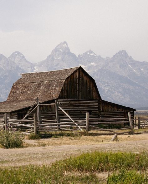 Wyoming 🫶☀️ Wyoming Farmhouse, Wyoming Aesthetic, Ranch Wyoming, Wyoming, Beautiful Places, Quick Saves