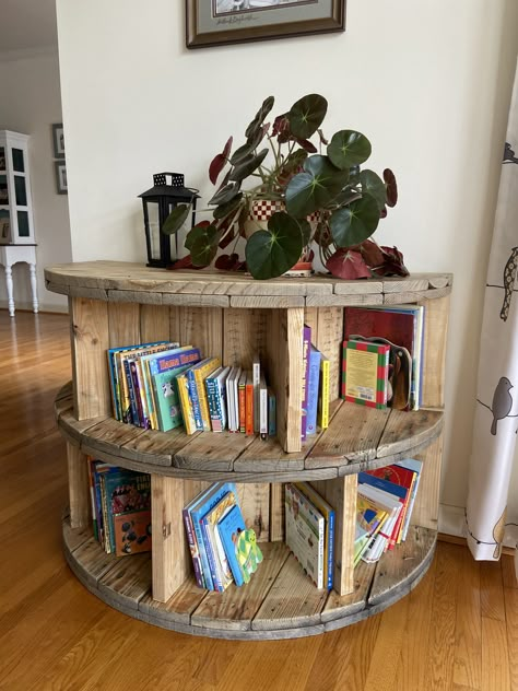 Wooden Spool Bookshelf, Things To Make With Wooden Spools, Wooden Spool Crafts Diy Projects, Large Spool Projects, Spool Bookshelf, Wire Spool Ideas, Wooden Spool Ideas, Wire Spool Tables, Large Wooden Spools