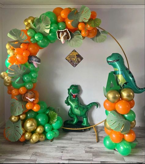 Dinosaur Balloon Decorations, Dinosaur Backdrop Ideas, Dino Decorations, Dinosaur Birthday Party Decorations, Dinosaur Balloons, Boys First Birthday Party Ideas, Unicorn Birthday Cake, Dinosaur First Birthday, Baby Ball